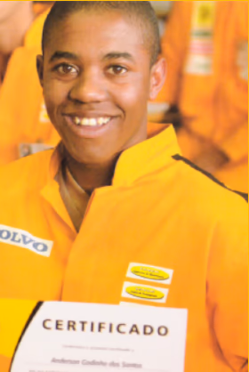 Jovem formado do Projeto Pescar segurando certificado