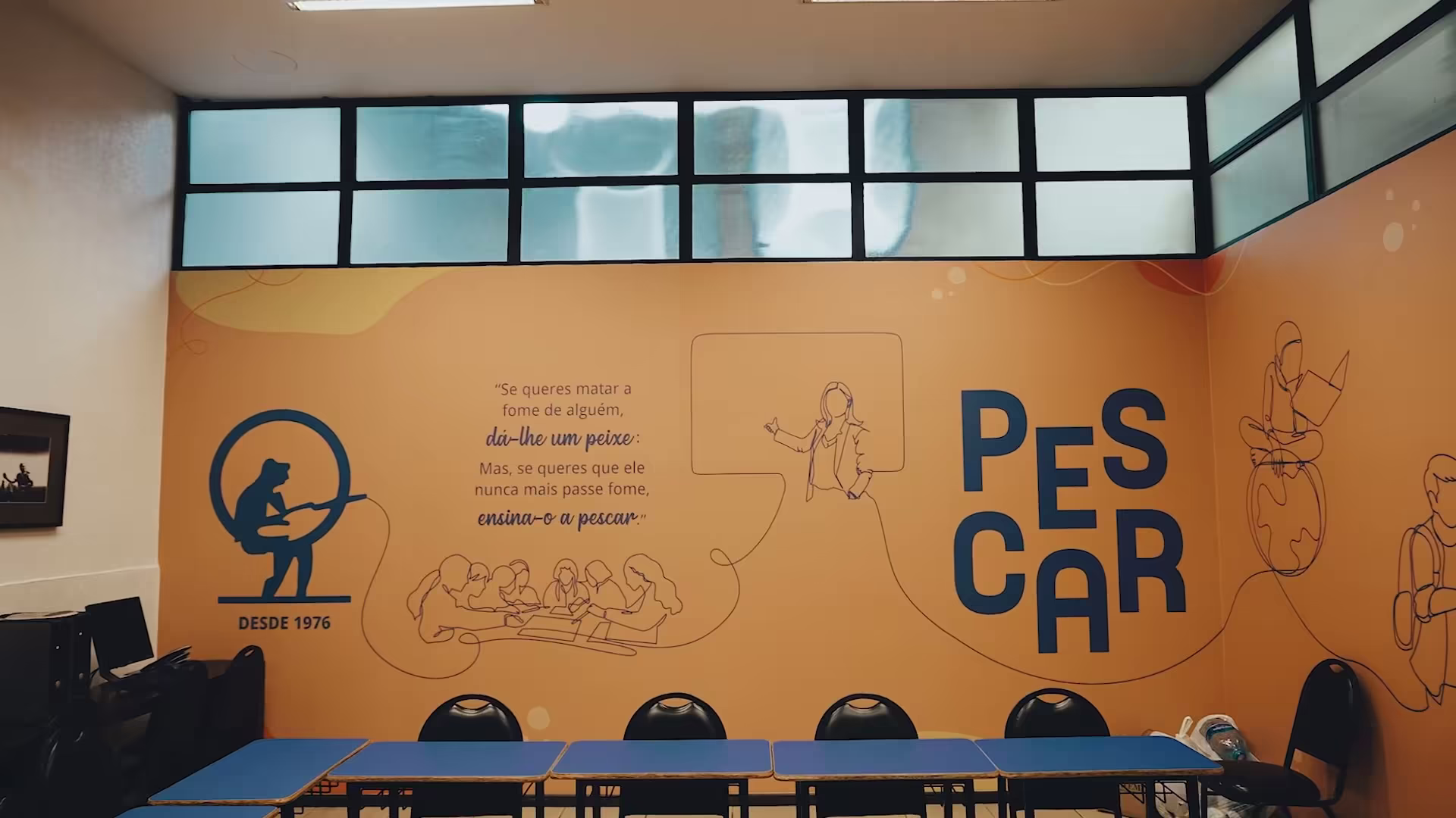Jovens em atividade na sala do Projeto Pescar
